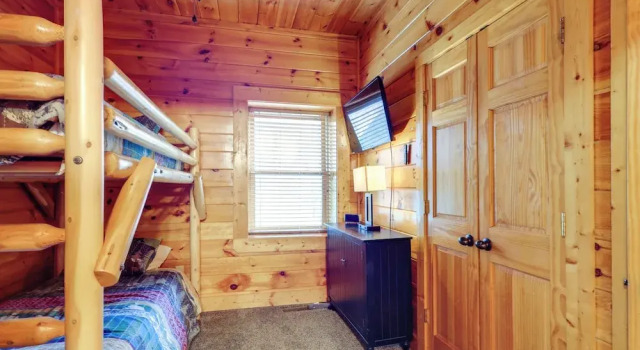 5 Mi to Dtwn: Cabin w/ Hot Tub in Pigeon Forge!
