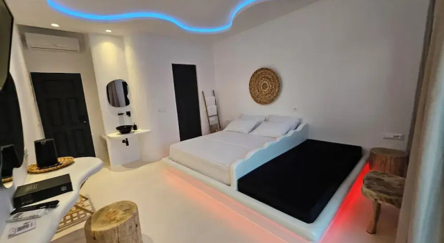 Семейный люкс с балконом ELLI TROPiCAL LUXURY SUITES SUNSET-INFINITY POOL- SEA SIDE-NEAR CENTER PARKING