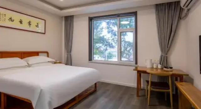 Кровать в общем номере с 5 комнатами Mayfair Plaza Motel and Apartments