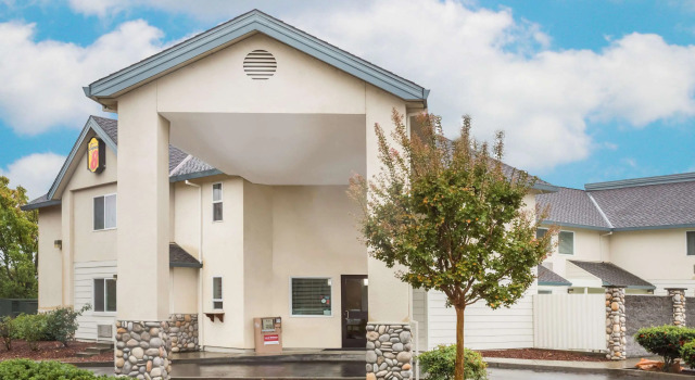 Super 8 by Wyndham Cloverdale Wine Country, Забронировать Отель Кловердейл Область залива Сан-Франциско