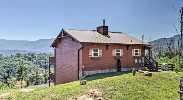 Коттедж с 2 комнатами с балконом Panoramic Mtn Views! Cabin Retreat in Gatlinburg