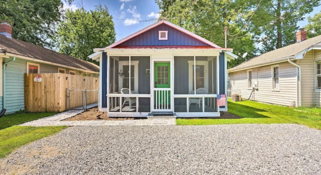 Коттедж Chic Cottage w/ Private Yard: Steps to Beach!