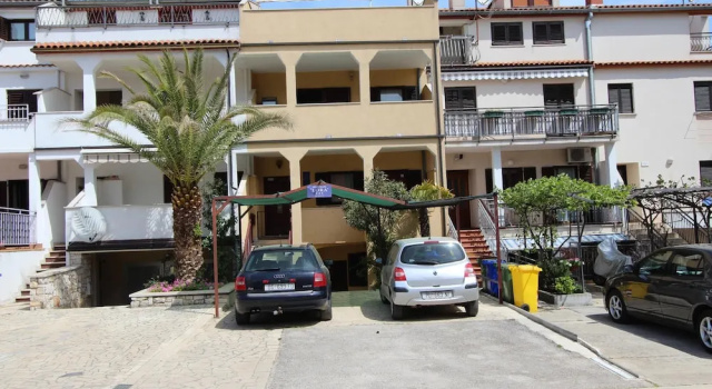 Apartments Lora