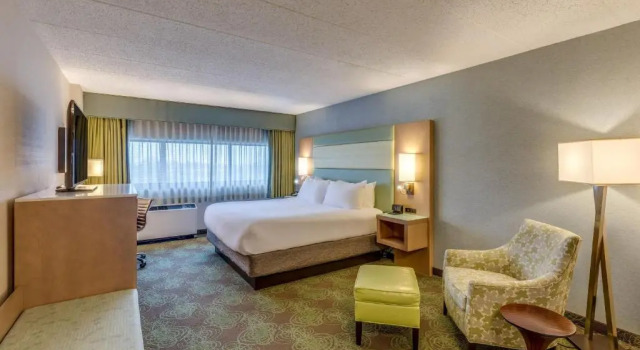 Двухместный люкс c 1 комнатой Crowne Plaza Lansing by IHG