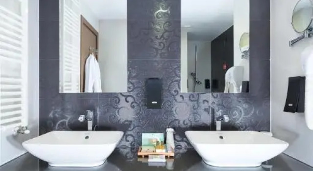 Полулюкс Emerald Hotel