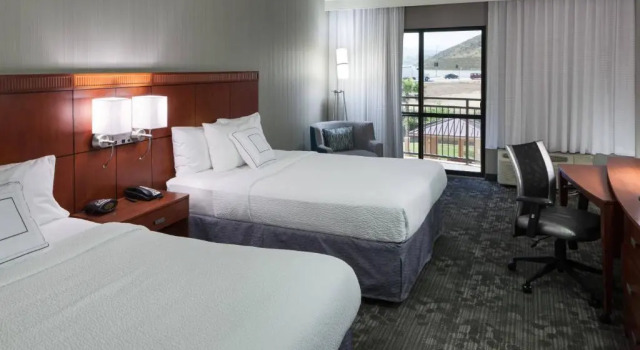 Четырёхместный номер Standard Courtyard by Marriott Santa Clarita Valencia