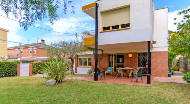 House Francia Sitges, Забронировать Отель Ситжес Коста-дель-Гарраф, рядом с Platja De Terramar