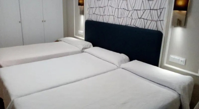 Трёхместный номер Standard с балконом Hotel Corona de Castilla Burgos