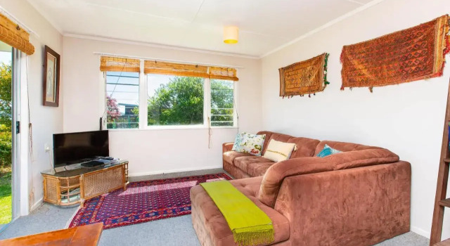 Lorenzen Bay Bungalow - Raglan Holiday Home