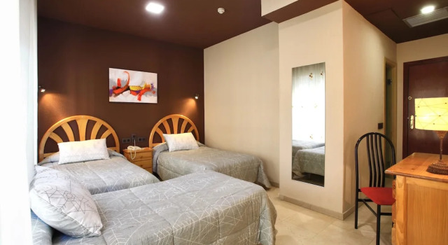 Трёхместный номер Standard с балконом Hotel Navarro