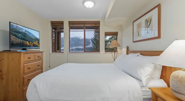 Номер Standard с балконом и с видом на озеро Nicklaus North by Whistler Premier