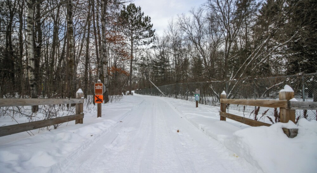 Modern Crosby Retreat < 1 Mi to Serpent Lake!, Varaa Hotelli Hotellit Minnesota pysäköinnillä, Pysäköinti