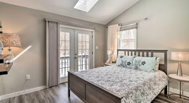 Коттедж Hot Tub & Fire Pit: Modern Pocono Mountain Home