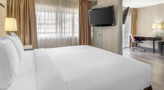 Двухместный люкс с балконом Best Western Plus Miamisburg-Dayton Suites, Banquets & Hotel
