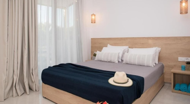 Семейные апартаменты с балконом и с видом на сад Aphrodite Studios & Suites - 140m from the beach, by ZanteWize
