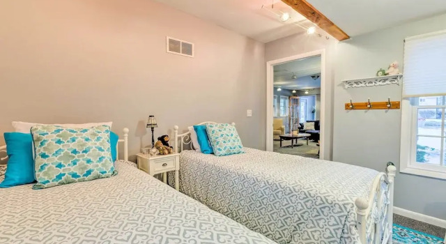 Elegant Stone Cottage: Steps to Crystal Lake Beach