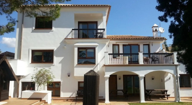 8381 - Large beach side villa in Marbella