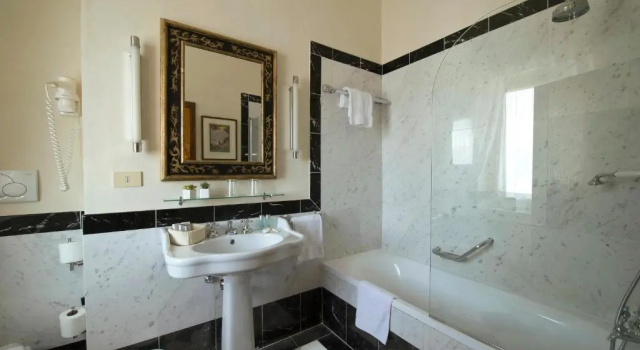 Трёхместный номер Standard Park Palace Hotel