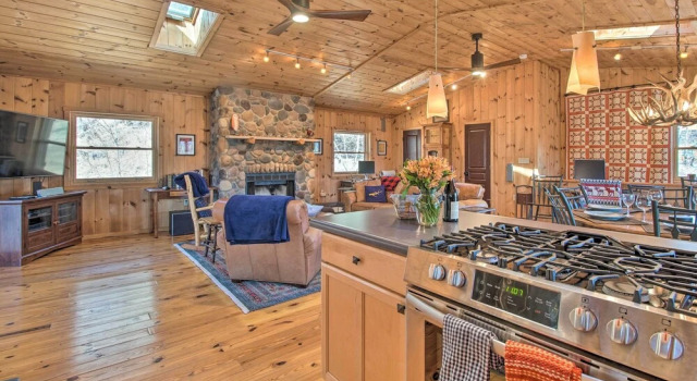 Коттедж Cabin w/ Decks & Fire Pit Near Lost River