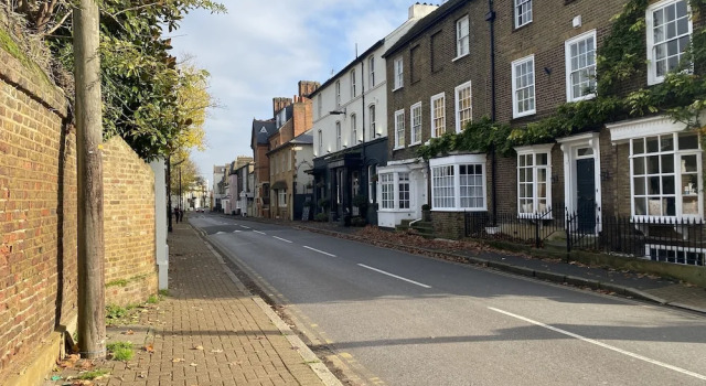Immaculate 1-bed Apartment Near the River Thames, Prenota Appartamento Sunbury on Thames Surrey