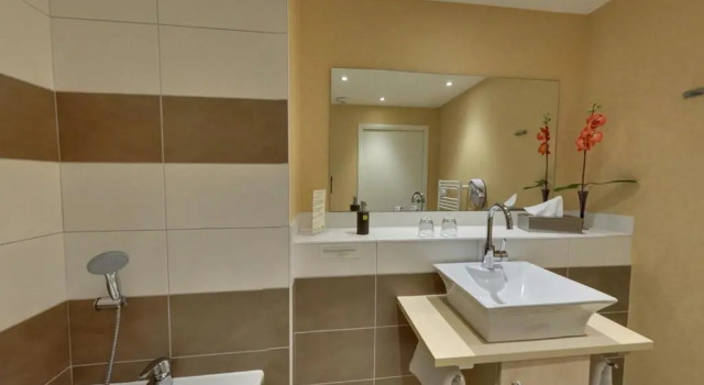 Трёхместный номер Superior Logis Hôtel la Maison Carrée