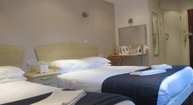 Четырёхместный номер Alhambra Hotel