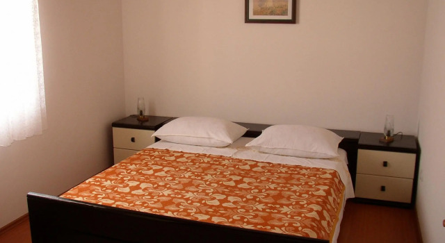 Luca - with nice courtyard - A1(4+2), Prenota Hotel Povljana (Pogliana) 