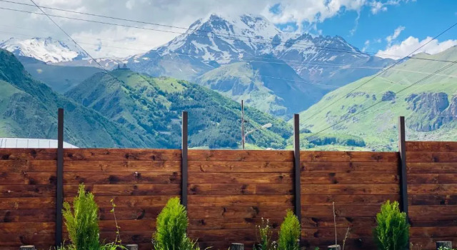 Трёхместный номер Standard с видом на горы HOTEL KAZBEGI 1963
