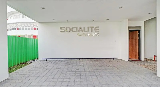 OYO 90398 Socialite Residence Hotel