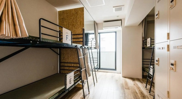 Кровать в общем номере 04village Namba