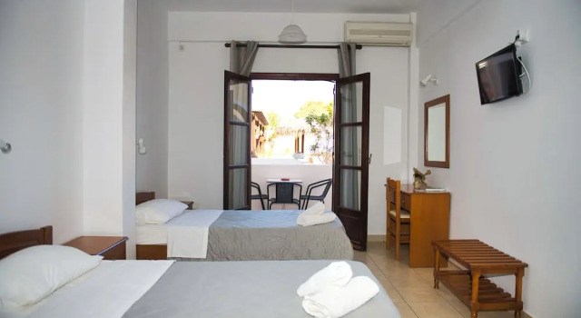 Трёхместная студия с балконом Villa Angira