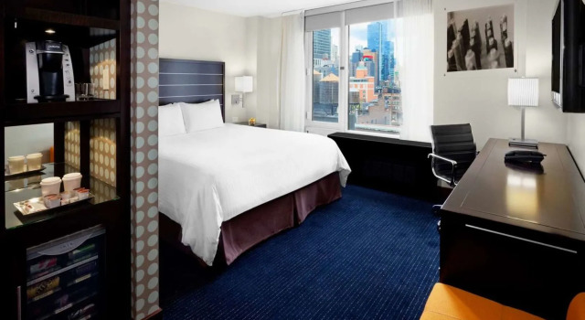 Hilton New York Fashion District, Забронировать Отель Отели Нью-Йорка с завтраком, рядом с Edge NYC, Завтраки