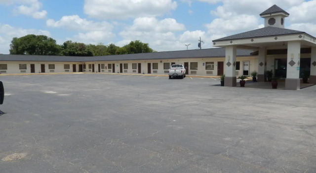 Pearsall Executive Inn, Book Hotel Hoteller i Pearsall med parkering, Parkering