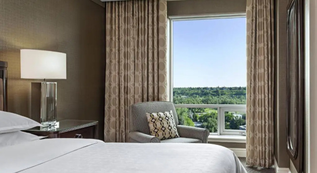 Люкс Sheraton Suites Calgary Eau Claire