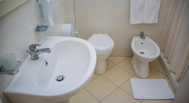 Standardowy dwuosobowy pokój i balkonem i z częściowym widokiem na morze Hotel Royal