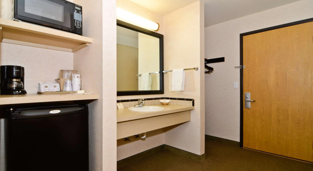 Четырёхместный номер Standard Best Western Oak Meadows Inn