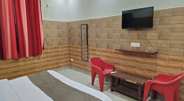 Номер Premium Swastika Homes Near Wave City Center Noida
