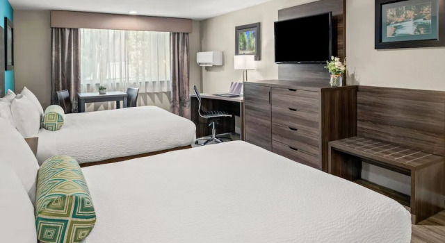 Четырёхместный семейный люкс Yosemite Southgate Hotel & Suites