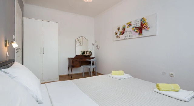 3 - Modern Apartment With Garden, 80m From Beach, Забронировать Апартаменты/квартира Отели Винишче с парковкой, рядом с Пляж Смоквина, Парковка