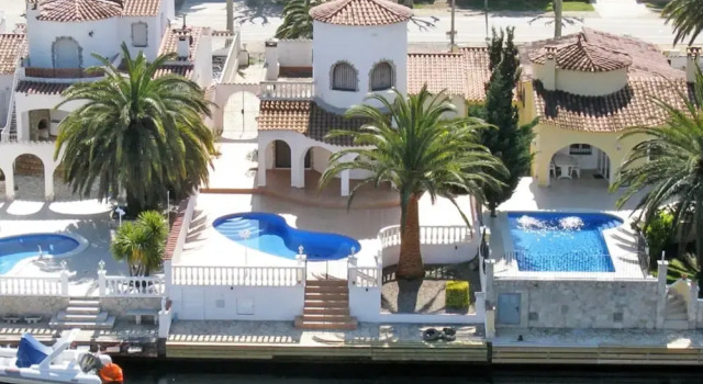 Вилла Elegant Family Villa With Pool, Mooring