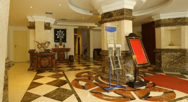 Oyo 9954 Emarald Hotel, Prenota Hotel Cochin 