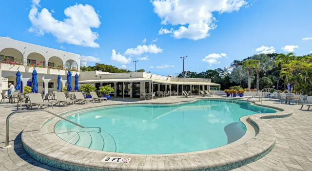 Апартаменты Family Condo w/ Pool! 3 Mi to Naples Beach