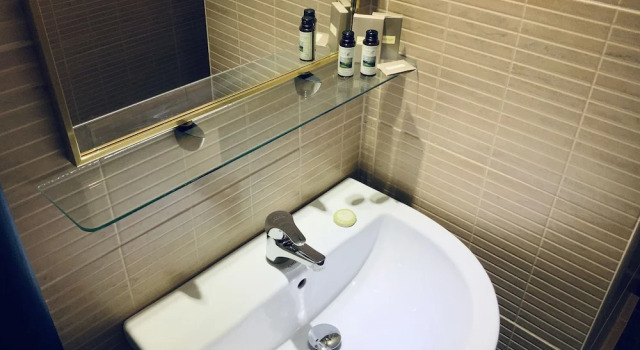 Четырёхместный семейный номер Standard с красивым видом из окна Akrotiri Hotel