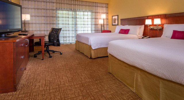 Четырёхместный номер Standard Courtyard by Marriott Richmond West