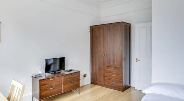 Bright 2 Bed in West Kensington W/balcony