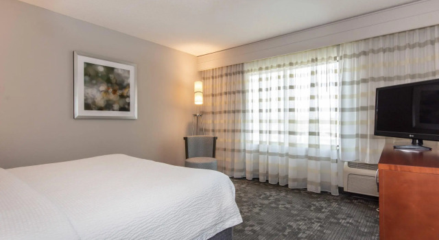 Двухместный люкс Courtyard by Marriott Charlotte Lake Norman
