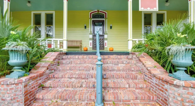 Ornate Victorian Home w/ Courtyard & Fire Pit!, Забронировать Отель Колумбус Джорджия, рядом с Кока-Кола Спейс центр (Coca-Cola Space Center)