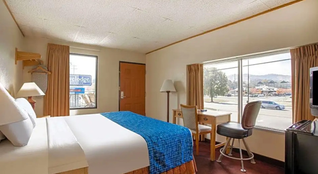 Двухместный люкс с 2 комнатами Pigeon Forge Parkway Inn