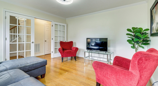 Walk to Dtwn & Campus! Spacious Hampton Home, Book Feriehus Sommerhuse i Hampton, Hytte