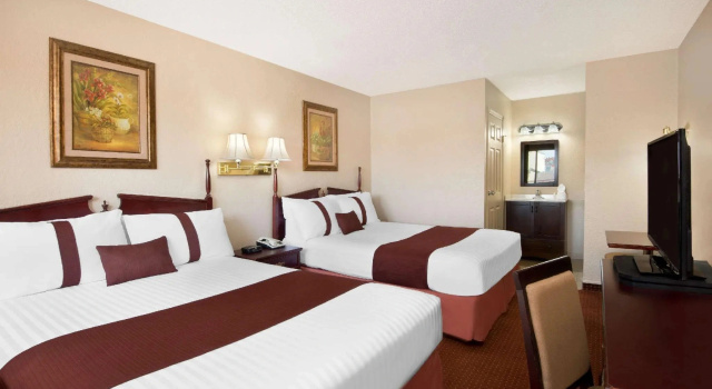 Четырёхместный номер Deluxe Coast Red Deer Hotel